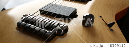 Classic shape wooden electric guitar with rosewood neck 48309112