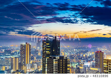雨上がりの大阪の夕景　夜景　梅田スカイビル空中庭園より　【大阪府】 48310896