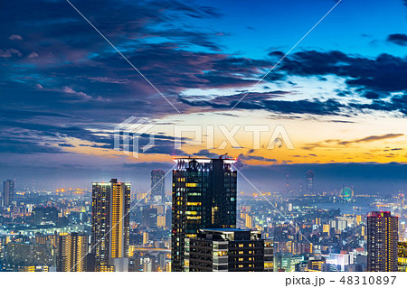 雨上がりの大阪の夕景　夜景　梅田スカイビル空中庭園より　【大阪府】 48310897