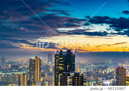 雨上がりの大阪の夕景 夜景 梅田スカイビル空中庭園より 【大阪府】 雨上がりの大阪の夕景 夜景 梅田スカイビル空中庭園より 【大阪府】 48310907