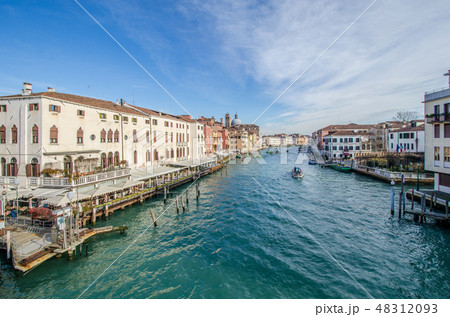 ヴェネツィア サンタ・ルチア駅前 スカルツィ橋より臨むカナル・グランデ ヴェネツィア サンタ・ルチア駅前 スカルツィ橋より臨むカナル・グランデ 48312093