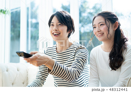 カップル　動画配信　恋人　若い　テレビ 48312441