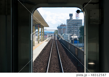 キハE130系の車内から眺める八戸線本八戸駅 48312587