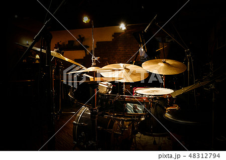ジャズクラブのドラムセット 48312794