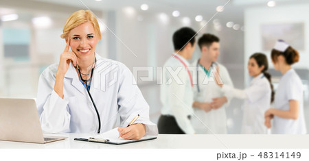 Doctor working in hospital with other doctors. 48314149
