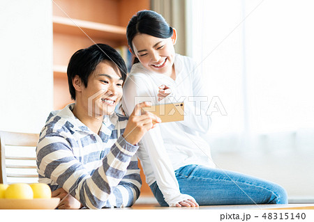 若い夫婦（スマホ） 48315140