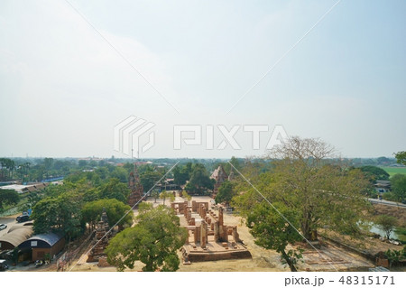 タイ国アユタヤの観光地「ワット・プーカオ・トーン」から見たアユタヤの風景 48315171