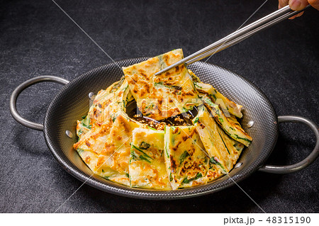 チヂミ　韓国グルメ　韓国のお好み焼き jijim and iron pan Korean food 48315190