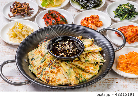 チヂミ　韓国グルメ　韓国のお好み焼き jijim and iron pan Korean food 48315191