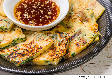 チヂミ　韓国グルメ　韓国のお好み焼き jijim and iron pan Korean food 48315192