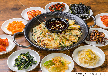 チヂミ　韓国グルメ　韓国のお好み焼き jijim and iron pan Korean food 48315193