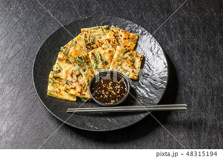 チヂミ　韓国グルメ　韓国のお好み焼き jijim and iron pan Korean food 48315194