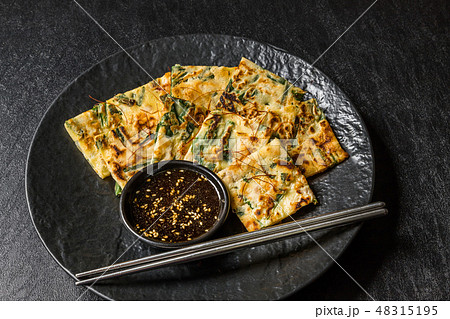 チヂミ 韓国グルメ 韓国のお好み焼き jijim and iron pan Korean food チヂミ 韓国グルメ 韓国のお好み焼き jijim and iron pan Korean food 48315195