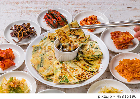 チヂミ　韓国グルメ　韓国のお好み焼き jijim and iron pan Korean food 48315196
