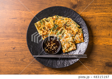 チヂミ　韓国グルメ　韓国のお好み焼き jijim and iron pan Korean food 48315197