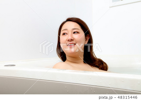 入浴する女性 48315446