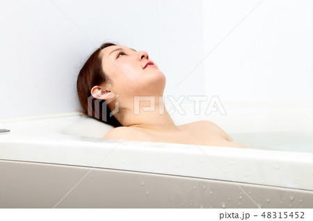 入浴する女性 48315452