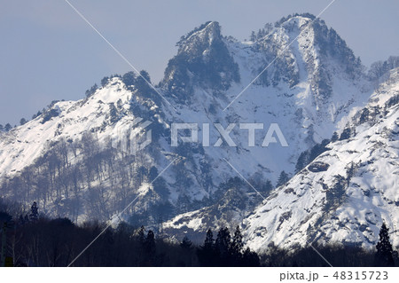 冬晴れの光を浴びる岩山 福島県只見町 冬晴れの光を浴びる岩山 福島県只見町 48315723