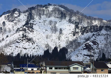 冬晴れの要害山と只見駅周辺の街並み 福島県只見町 冬晴れの要害山と只見駅周辺の街並み 福島県只見町 48315724