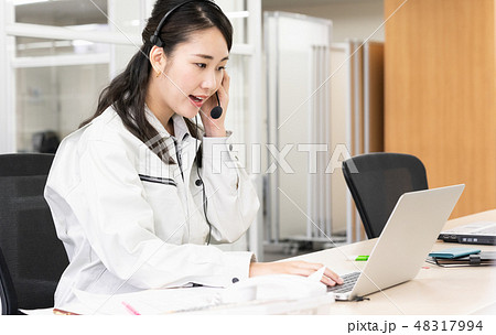 働く女性 48317994