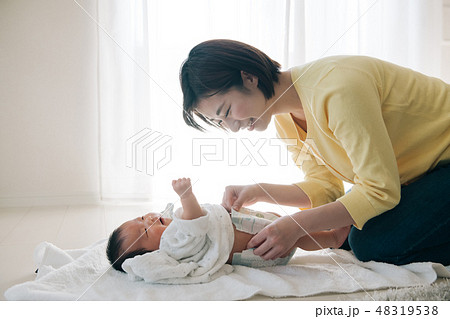 赤ちゃんの紙おむつを交換する母親　日本人女性 48319538