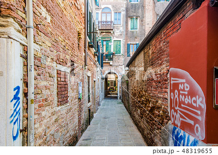 ヴェネツィアの市街地 路地裏の写真素材