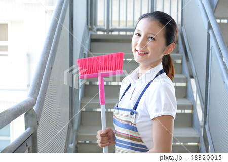 箒を持つ笑顔の女性 箒を持つ笑顔の女性 48320015