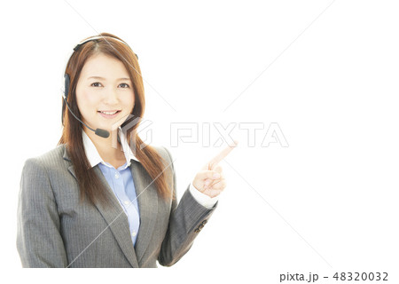 指示する笑顔のオペレーター 指示する笑顔のオペレーター 48320032