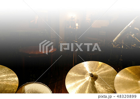 ライブハウスのドラムセット 48320899