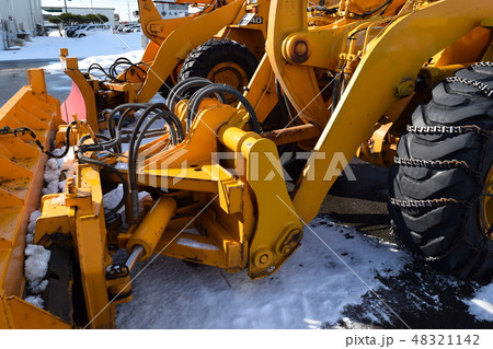 待機中の除雪車 48321142