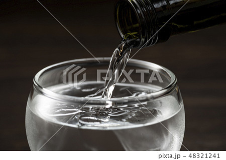 焼酎を注ぎ入れる 48321241