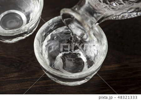 日本酒を猪口に注ぎ入れる 48321333