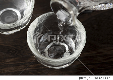 日本酒を猪口に注ぎ入れる 48321337