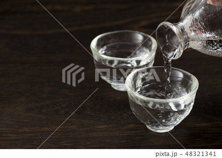 日本酒を猪口に注ぎ入れる 48321341