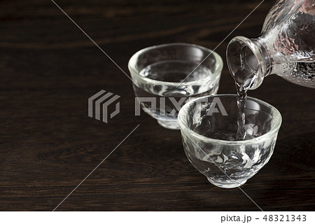 日本酒を猪口に注ぎ入れる 48321343