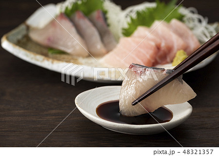 鰤の刺身 48321357