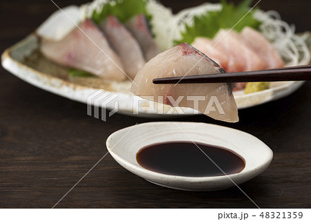 鰤の刺身 48321359