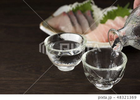 日本酒と刺身 48321369