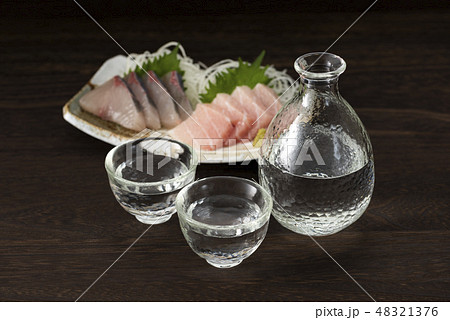 日本酒と刺身 48321376