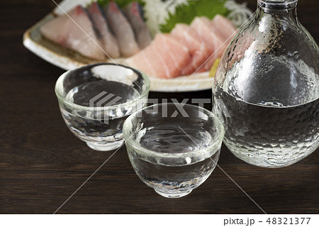 日本酒と刺身 48321377