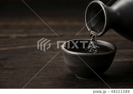 日本酒を注ぎ入れる 48321389