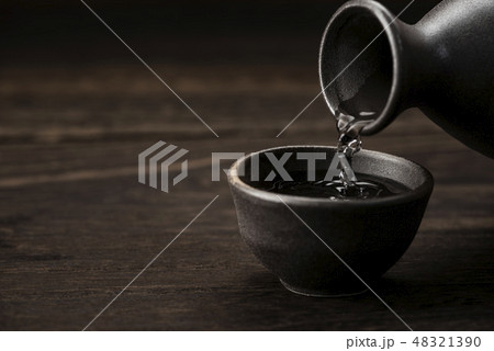 日本酒を注ぎ入れる 48321390