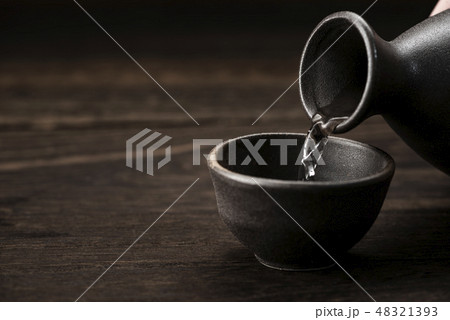 日本酒を注ぎ入れる 48321393