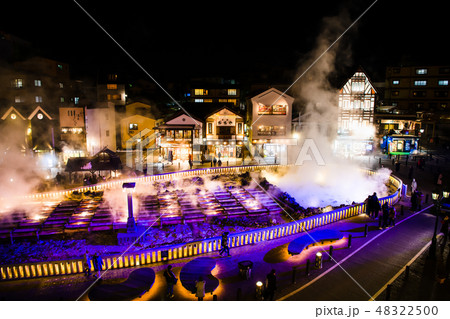 群馬県 草津温泉の湯畑 夜景ライトアップ 群馬県 草津温泉の湯畑 夜景ライトアップ 48322500