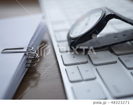 ビジネスイメージ・書類・キーボード・時計 48323271