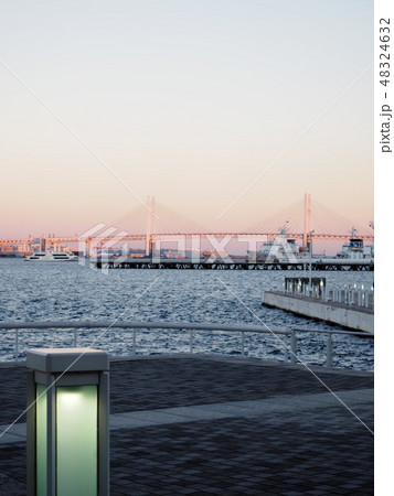 横浜ベイブリッジの夕暮れ　横浜港 48324632