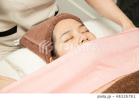 蒸しタオルでふき取り 48326761