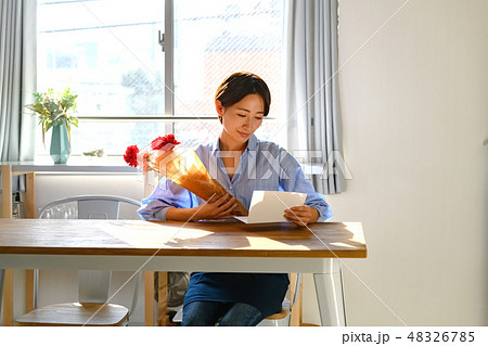 母の日　カーネーション 48326785