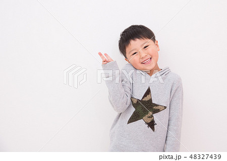 笑顔の男の子 48327439