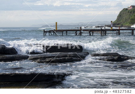 カメハメハ大王の渚の岩に打ち寄せる波 カメハメハ大王の渚の岩に打ち寄せる波 48327582